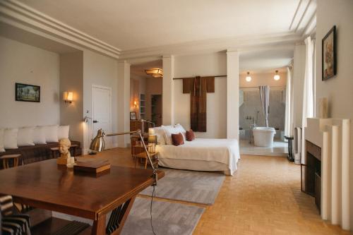 - un grand salon avec un lit et une table dans l'établissement Exclusive waterfront villa in Domaine Rocabella - French Riviera, au Pradet