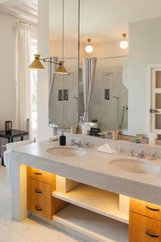 une salle de bain avec deux lavabos et un grand miroir dans l'établissement Exclusive waterfront villa in Domaine Rocabella - French Riviera, au Pradet