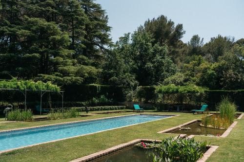 Bazén v ubytování Exclusive waterfront villa in Domaine Rocabella - French Riviera nebo v jeho okolí
