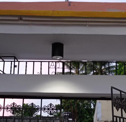 um tecto com uma luz no topo de uma varanda em Villa Julirous Rd spa and ApartHotel Camp for vacationers 2 bedrooms em Boca Chica