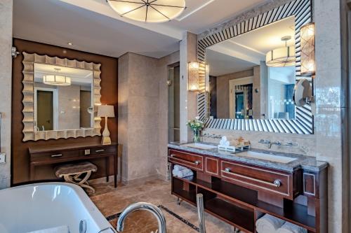 A bathroom at Qingdao Seaview Garden Hotel