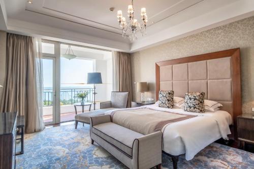 เตียงในห้องที่ Qingdao Seaview Garden Hotel