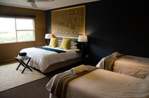 um quarto de hotel com duas camas e uma janela em Desert Dew Guest House em Hutchinson