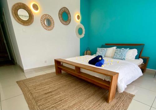 EUREKA-SUR-MER Stylish & Cosy Apartment, 100 mts from beach, pool tesisinde bir odada yatak veya yataklar