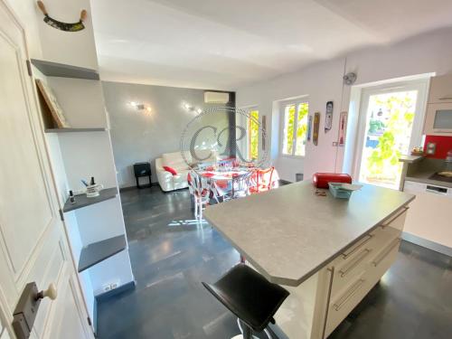 - une cuisine et un salon avec un comptoir et une table dans l'établissement APPARTEMENT DUPLEX - 100M DE LA PLAGE DE ST CLAIR, au Lavandou