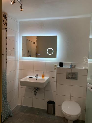 ラウフェンブルクにあるAppartement Marthaのバスルーム(洗面台、トイレ、鏡付)