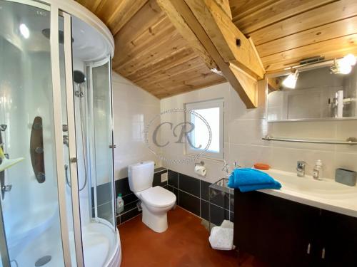 Et badeværelse på APPARTEMENT DUPLEX - 100M DE LA PLAGE DE ST CLAIR