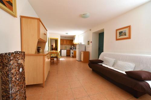 a living room with a couch and a kitchen at GITE DES MOINES-Canelle in Canari