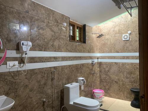 La salle de bains est pourvue de toilettes et d'un lavabo. dans l'établissement Nutmeg valley, à Idukki