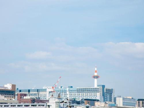 Pemandangan umum bagi Kyoto atau pemandangan bandar yang diambil dari rumah tamu ini
