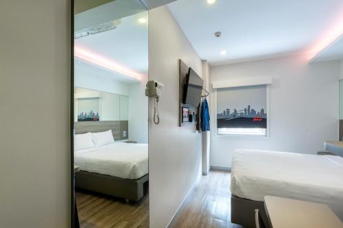 Postel nebo postele na pokoji v ubytování Red Planet Bangkok Surawong