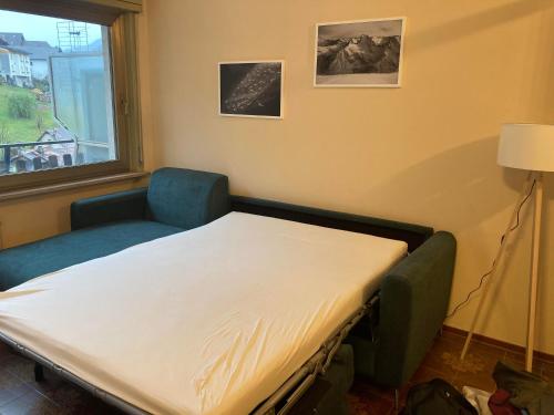 Habitación hospitalaria con cama, silla y ventana en Alpský apartmán Zoncolan, en Ravascletto
