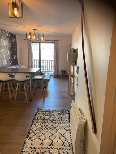 un salon avec une table et une salle à manger dans l'établissement L' Etoile du Pic, à La Mongie