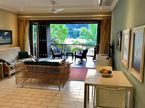 salon z kanapą i stołem w obiekcie Bigarade Suite by Simply-Seychelles w mieście Eden Island