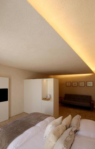 a bedroom with two beds and a ceiling at The King George Village Boutique Living in Għargħur
