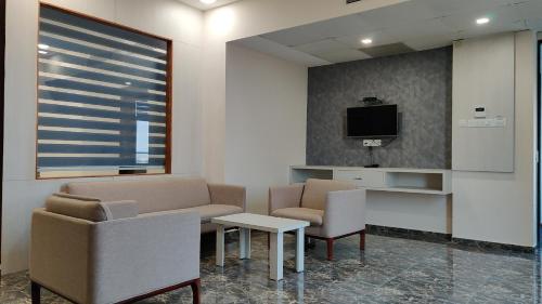a waiting room with two chairs and a tv at Vadpadraka Hotel And Resort in Vadodara