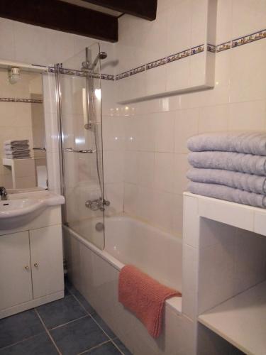 une salle de bain avec une douche, une baignoire et un lavabo dans l'établissement GITE AVEL BREIZH, à Roz-sur-Couesnon