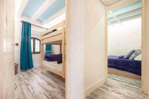 a bedroom with two bunk beds and a mirror at Apartament de la Susanna Old Town Mezzanine in Tarragona