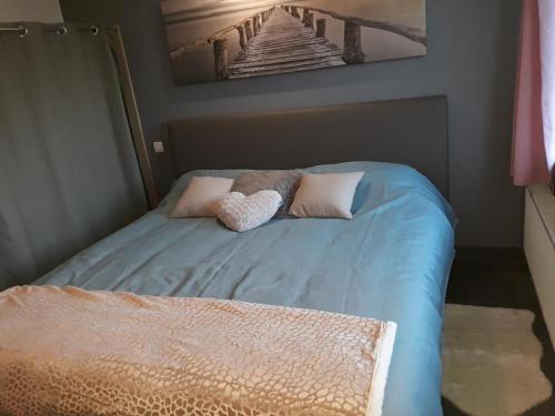 un letto con due peluche sopra di esso di Villa Marco 176 a Cerexhe-Heuseux