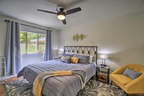 Ένα ή περισσότερα κρεβάτια σε δωμάτιο στο Updated Ranch-Style Home with Scenic Deck, Pond
