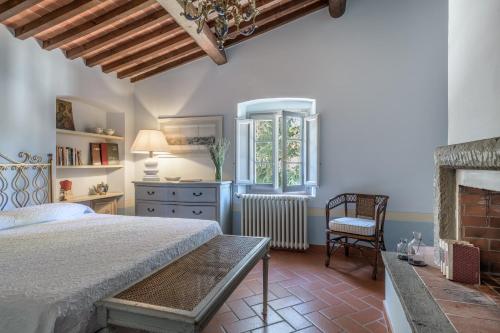 ein Schlafzimmer mit einem Bett und einem Kamin in der Unterkunft All'Ombra Del Tiglio in Pistoia