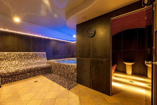 奈達的住宿－尼杜斯旅館，房屋内带按摩浴缸的浴室