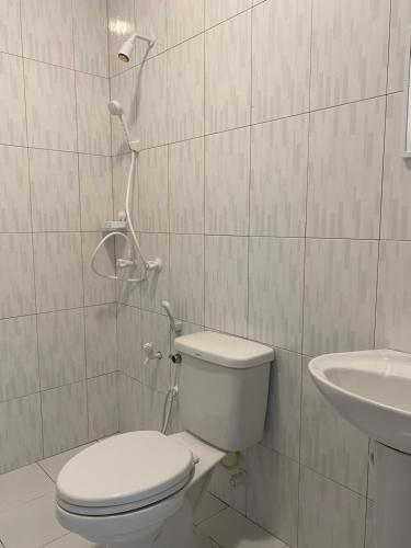 La salle de bains est pourvue de toilettes et d'un lavabo. dans l'établissement Muladdu Inn, à Feydhoo