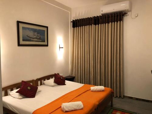 Habitación de hotel con 2 camas y ventana en Anniewatte House, en Kandy