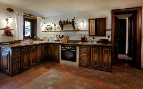 uma cozinha com armários de madeira e uma máquina de lavar louça em Mountain Dreams House - Stunning view over Lake Jasna! em Kranjska Gora