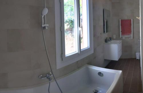 Ванна кімната в Villa Lina Zoï, une âme moderne dans une villa niçoise typique