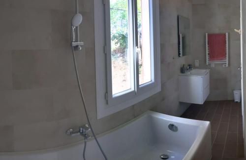 une salle de bain avec douche et baignoire dans l'établissement Villa Lina Zoï, à Nice