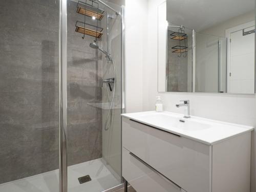 Ένα μπάνιο στο Via Celere 2325 Luxury Sea View Appartment