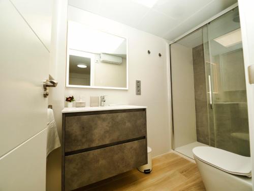 a bathroom with a sink and a toilet and a shower at Apartamento Aliaga - recién reformado in Murcia