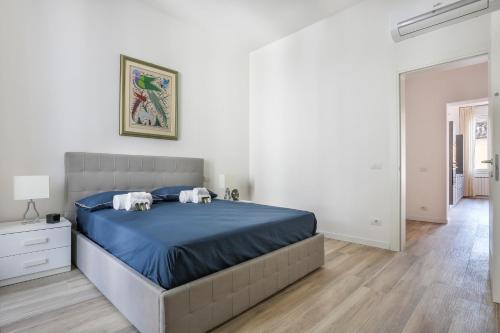 una camera da letto con un grande letto con lenzuola blu di FLORENCE Apartment great location - Hosted by Sweetstay a Firenze