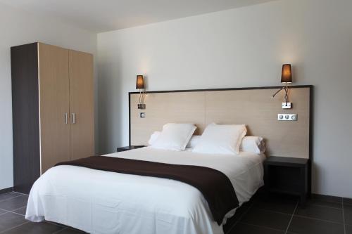 Ένα ή περισσότερα κρεβάτια σε δωμάτιο στο Hôtel Restaurant les Pielettes