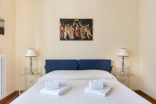 sypialnia z łóżkiem z 2 poduszkami w obiekcie CHARMING 2BED APARTMENT overlooking DUOMO - hosted by Sweetstay we Florencji