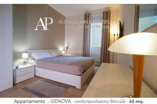 ein Schlafzimmer mit einem Bett und einem Tisch mit einer Lampe in der Unterkunft Casa Ale GR in Genua