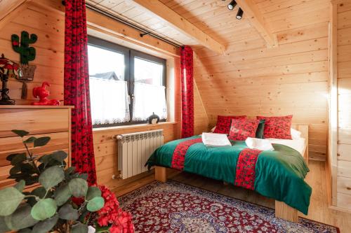 um quarto com uma cama num chalé de madeira em Zakopane Apartamenty 4 Seasons em Zakopane