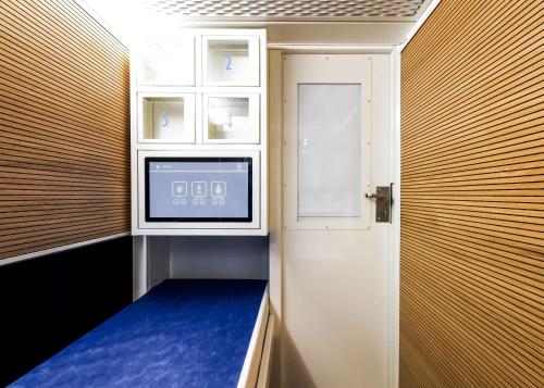 una habitación vacía con un reloj en una ventana en Resting Pods - Zzzleepandgo Wien Airport, en Schwechat