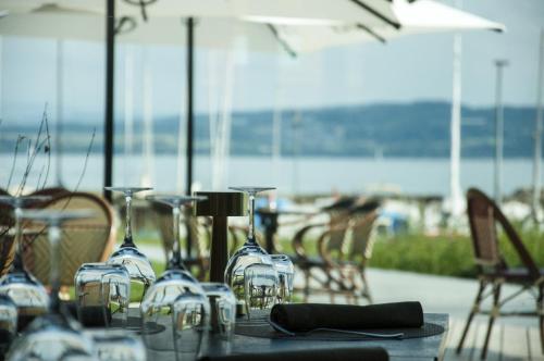 einen Tisch mit Weingläsern, der darüber liegt in der Unterkunft Hôtel Restaurant Port-Conty in Saint Aubin Sauges