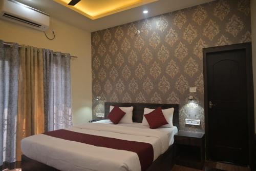 Postel nebo postele na pokoji v ubytování Kunwar Palace