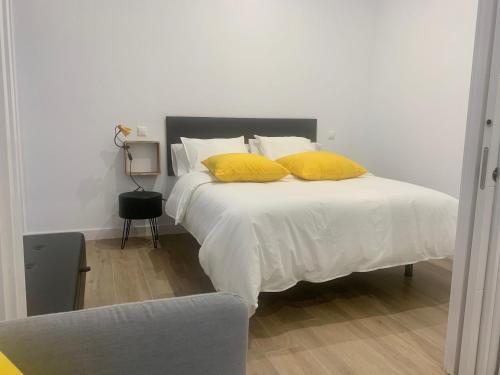 Een bed of bedden in een kamer bij Puerta de Caceres Apartamento 5 Callejón De Don Álvaro