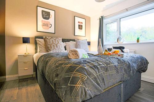 A bed or beds in a room at Hornbeam House with Free Parking, Super-Fast WIFI and Smart TV by Yoko Property