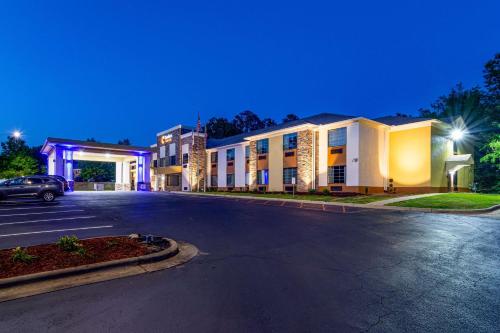 an empty parking lot in front of a building at Comfort Suites Eufaula North in Eufaula