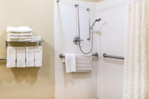 Kylpyhuone majoituspaikassa Comfort Suites