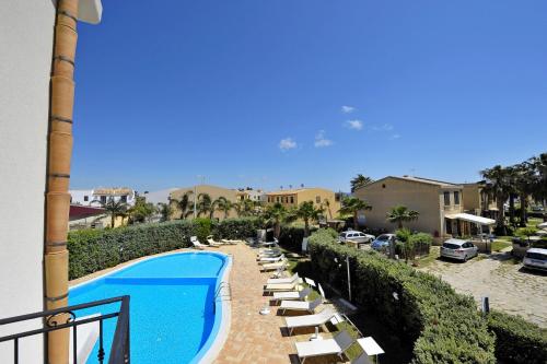 einen Pool mit Liegestühlen und ein Resort in der Unterkunft Resort Santa Maria Hotel in Birgi Vecchi