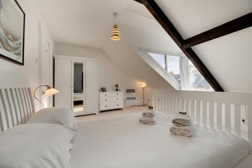 タインマスにあるPercy Apartments by Week2Weekの白いベッドルーム(白いベッド1台、窓付)