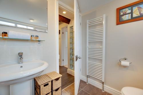 La salle de bains est pourvue d'un lavabo et de toilettes. dans l'établissement Percy Apartments by Week2Week, à Tynemouth