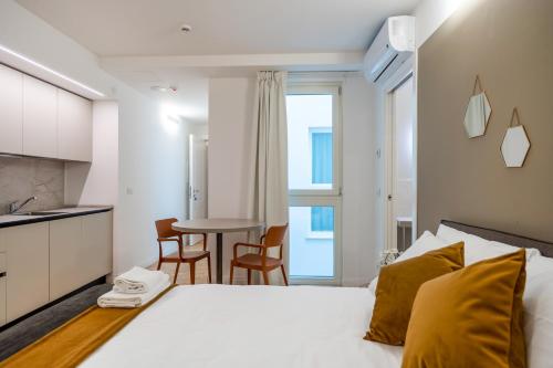 Postel nebo postele na pokoji v ubytování JOIVY Premium Apartments - Trieste Mazzini