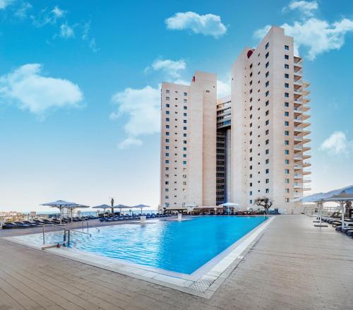 Swimmingpoolen hos eller tæt på Ramada Hotel & Suites by Wyndham Netanya